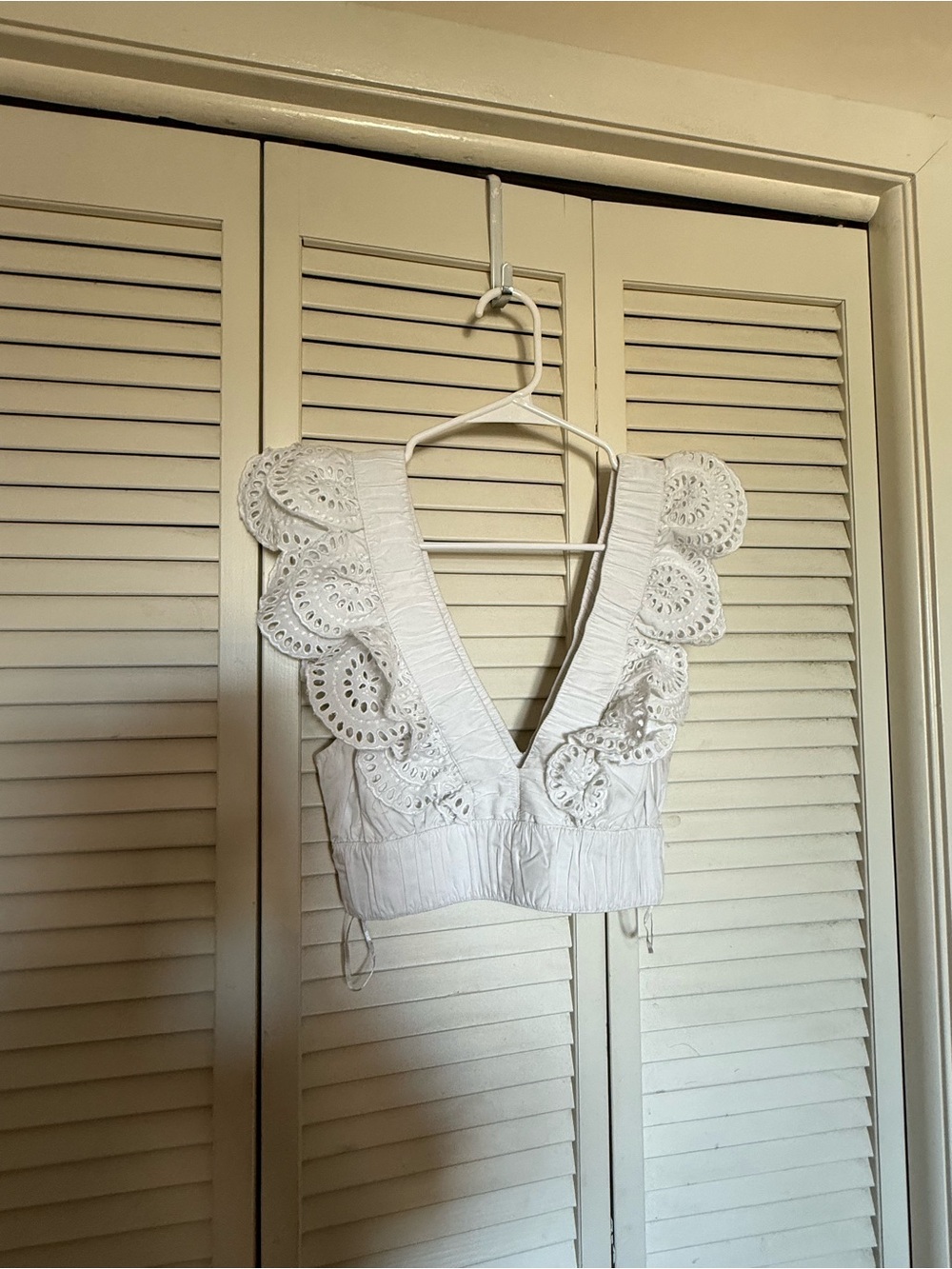 Abercrombie & Fitch White Eyelet Ruffle V-Neck Crop Top